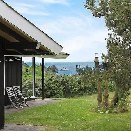 Family House With Sea View By Lynaes Сasa de vacaciones